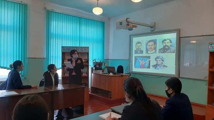 Ақкөл орта мектебінің кітапханашысы Тилеубаева Жанар 9 сынып оқушыларымен "Болашаққа бастар жол" тақырыбында виктариналық ойын өткізді